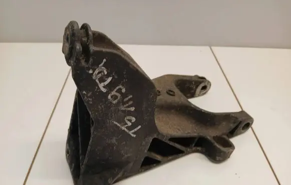 Volkswagen Transporter - Caravelle T5 Engine mounting bracket