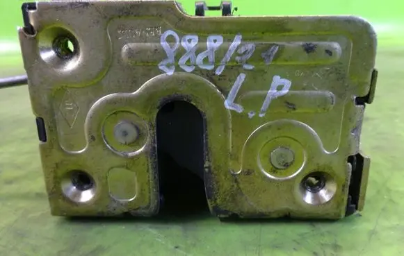 Renault Megane II Front door lock