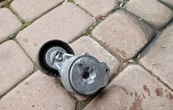 Opel Corsa F Timing belt tensioner 9841857180-
