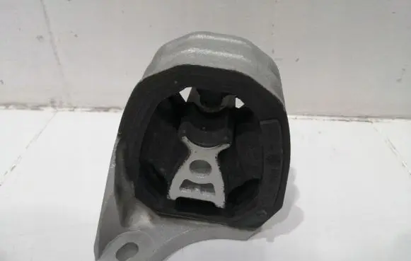 Volvo XC60 Engine mount bracket