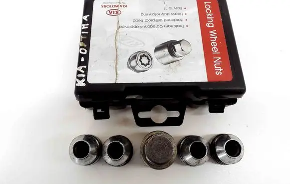 KIA Optima Anti-theft wheel nuts and lock AC00411013