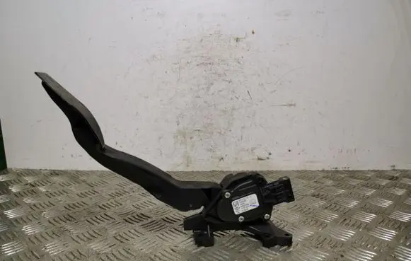 Accelerator throttle pedal