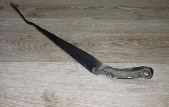 Volvo V70 Front wiper blade arm 8624243