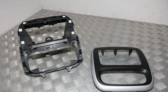 Renault Trafic III (X82) Radio/GPS head unit trim 93865844 678704840R 93454460