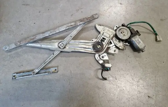 Mitsubishi Pajero Sport I Front door window regulator with motor MR144596