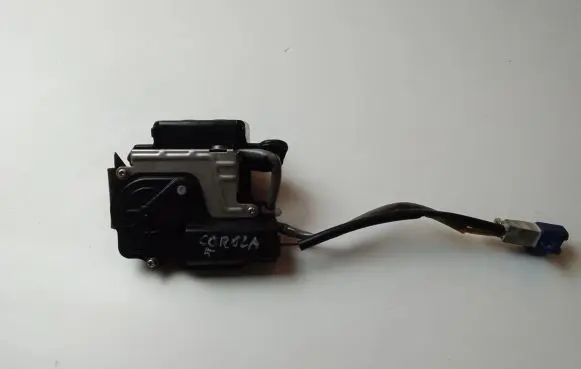 Toyota Corolla Verso AR10 Loading door lock 6935005030