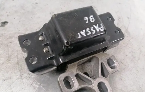 Volkswagen PASSAT B6 Engine mount bracket 3C0199555