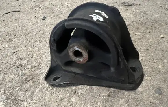 Honda CR-V Engine mount bracket