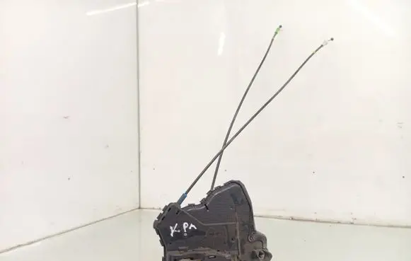 Toyota Auris 150 Front door lock A046693