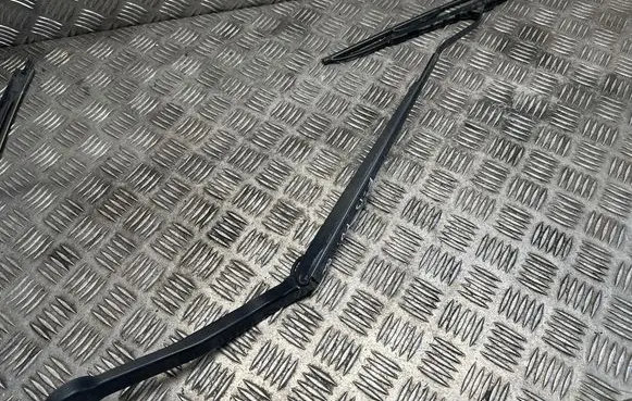 Front wiper blade arm