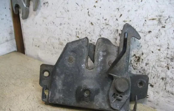 Mitsubishi Pajero Sport I Engine bonnet/hood lock/catch