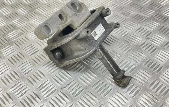 Volkswagen PASSAT B8 Engine mount bracket 3Q0199262J