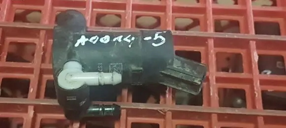 Volvo XC90 Windscreen/windshield washer pump 1s7117k624