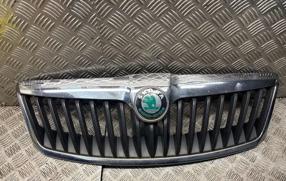 Skoda Octavia Mk2 (1Z) Front bumper upper radiator grill 1Z0853651C