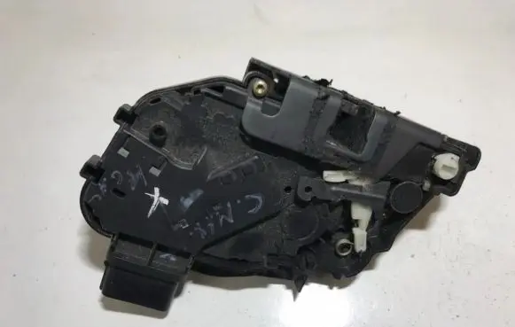 Ford Focus C-MAX Rear door lock 2400074