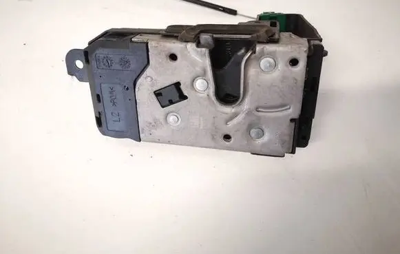 Opel Astra H Front door lock 13220369