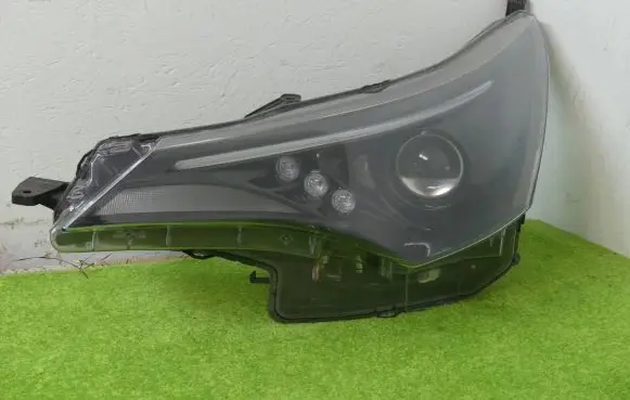 Toyota Avensis T270 Headlight/headlamp KOITO0536