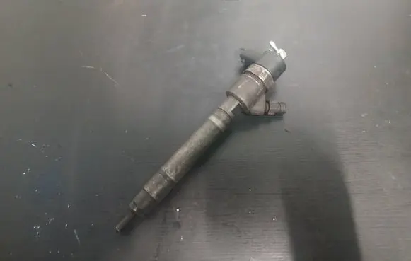 Volvo V70 Fuel injector 30777526