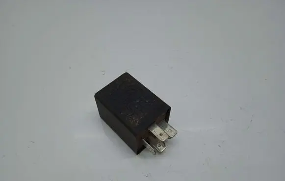 Volkswagen PASSAT B3 Window wiper relay 321955531A