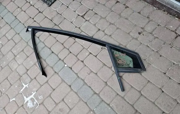 Opel Astra K Front door window glass four-door