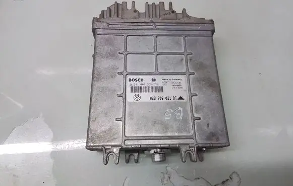 Volkswagen PASSAT B5 Engine control unit/module 0281001555