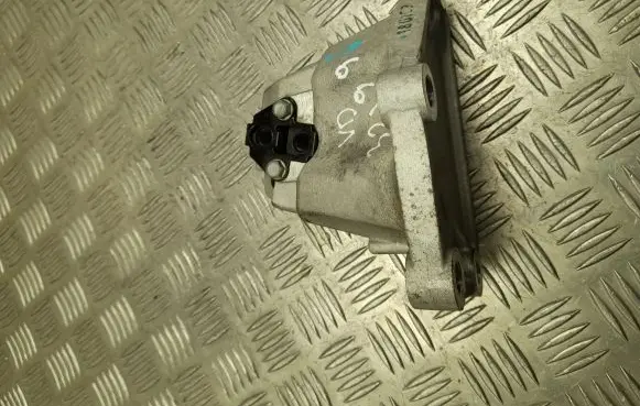 KIA Ceed Engine mounting bracket 180109
