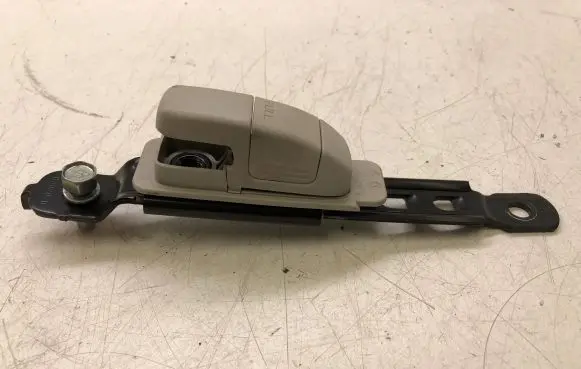 Nissan Juke I F15 Seat belt height adjuster 