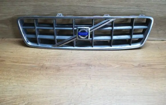 Volvo XC70 Front bumper upper radiator grill 08693623