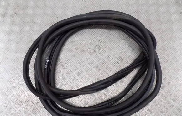 Citroen DS7 Crossback Front door rubber seal 