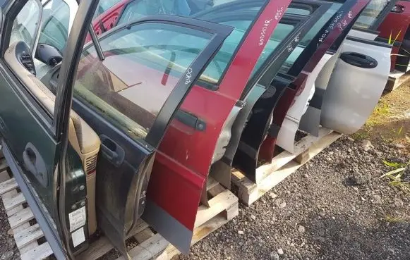 Chrysler Voyager Front door green