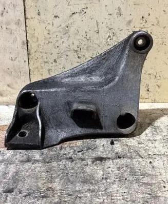 BMW 5 E39 Engine mounting bracket 6750441 65766750441