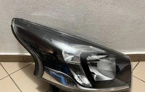 Renault Trafic III (X82) Headlight/headlamp 260104643R