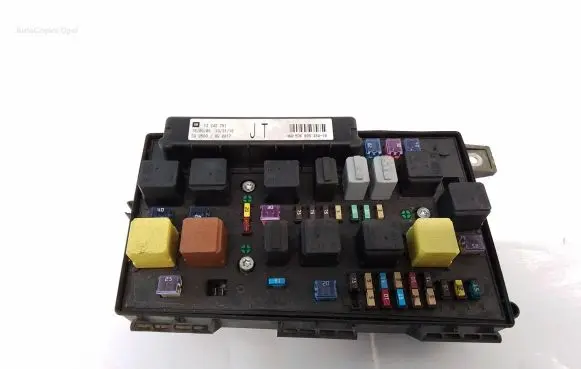 Opel Zafira B Fuse module 13242781