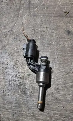 Volkswagen Golf V Fuel injector 03C906036E