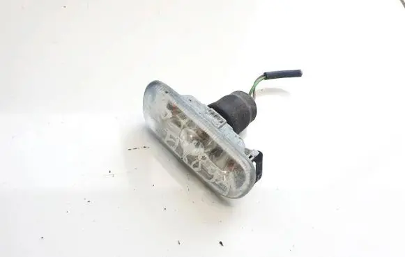 Audi A4 S4 B7 8E 8H Front fender indicator light e11220