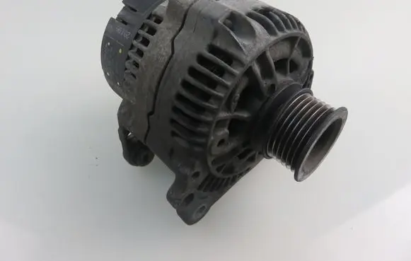 Volkswagen Golf III Generator/alternator 0123310019 028903025H