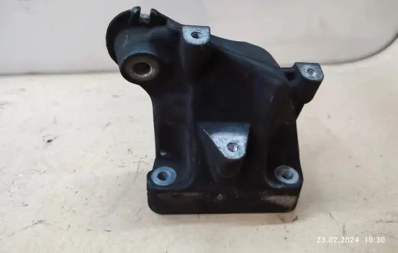 Mercedes-Benz ML W166 Engine mounting bracket