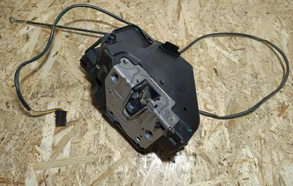 Mercedes-Benz CLS C219 Rear door lock 2197300635