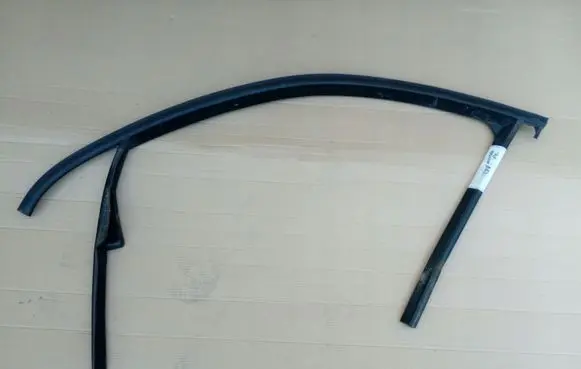 Volkswagen Golf V Front door glass trim molding 1K5837431 NE59908