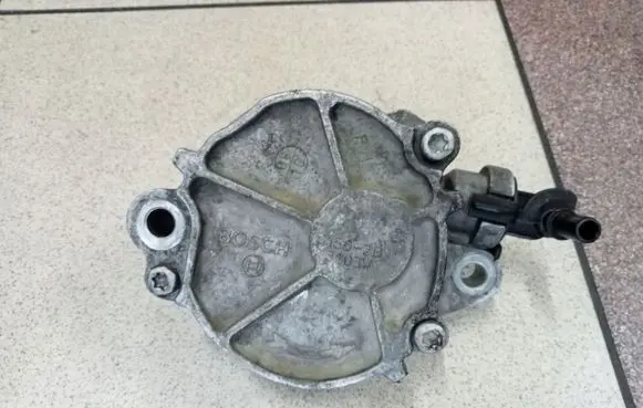 Ford Focus Vacuum pump 01562B