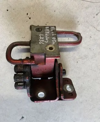 Audi A6 S6 C6 4F Front door lower hinge 8E0831412B