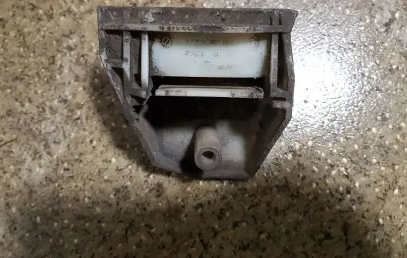 BMW 5 E39 Radiator mount bracket 17112247895