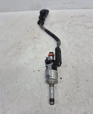 Volvo XC40 Fuel injector 32140007