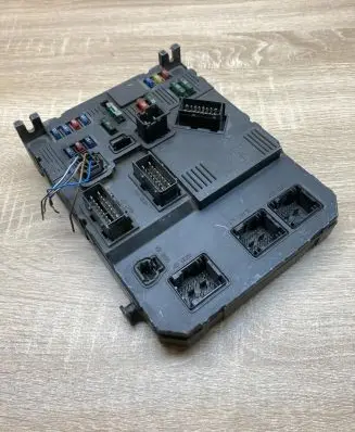 Peugeot 206 Fuse module 9645747480 S118085210D