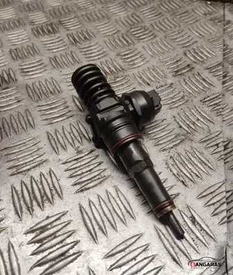Volkswagen Golf IV Fuel injector 038130073am