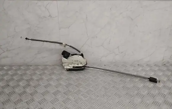 Volkswagen Golf VII Front door lock 5K1837016E