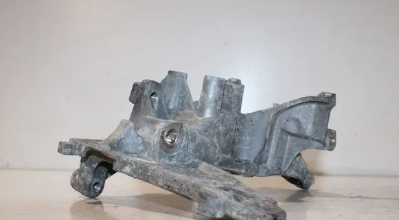Citroen C4 II Engine mounting bracket 9674030280