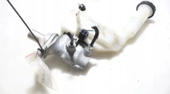 Nissan Juke I F15 Master brake cylinder