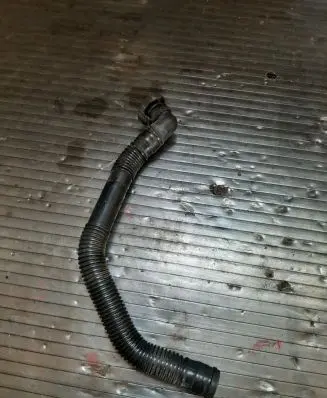 Volkswagen Touran II Breather hose/pipe 1K0129637D