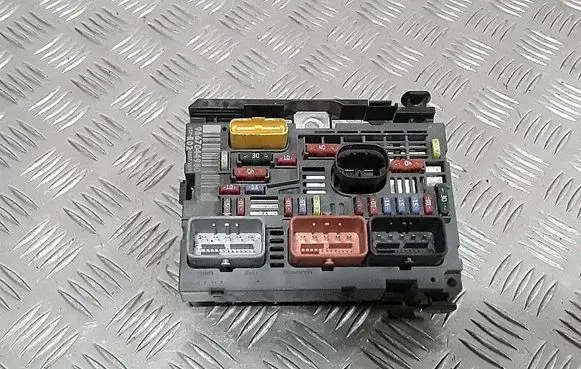 Citroen C5 Fuse module 9667044980